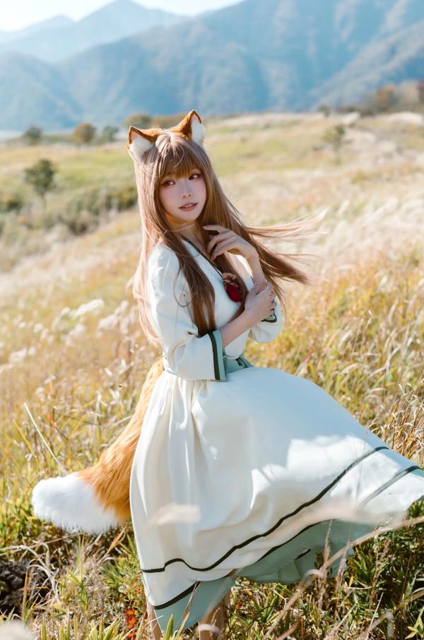    Ely_eee(ElyEE子) - 赫萝Cosplay 狼與微風 户外芒草丛中的治愈系少女 [34P]第2张图片