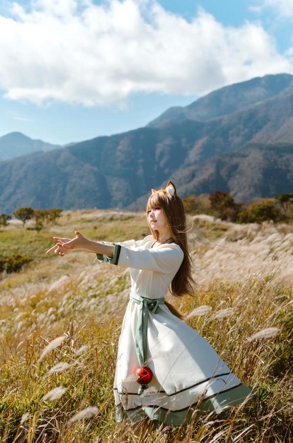    Ely_eee(ElyEE子) - 赫萝Cosplay 狼與微風 户外芒草丛中的治愈系少女 [34P]第7张图片