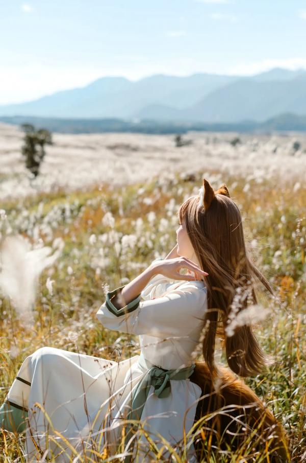    Ely_eee(ElyEE子) - 赫萝Cosplay 狼與微風 户外芒草丛中的治愈系少女 [34P]第10张图片