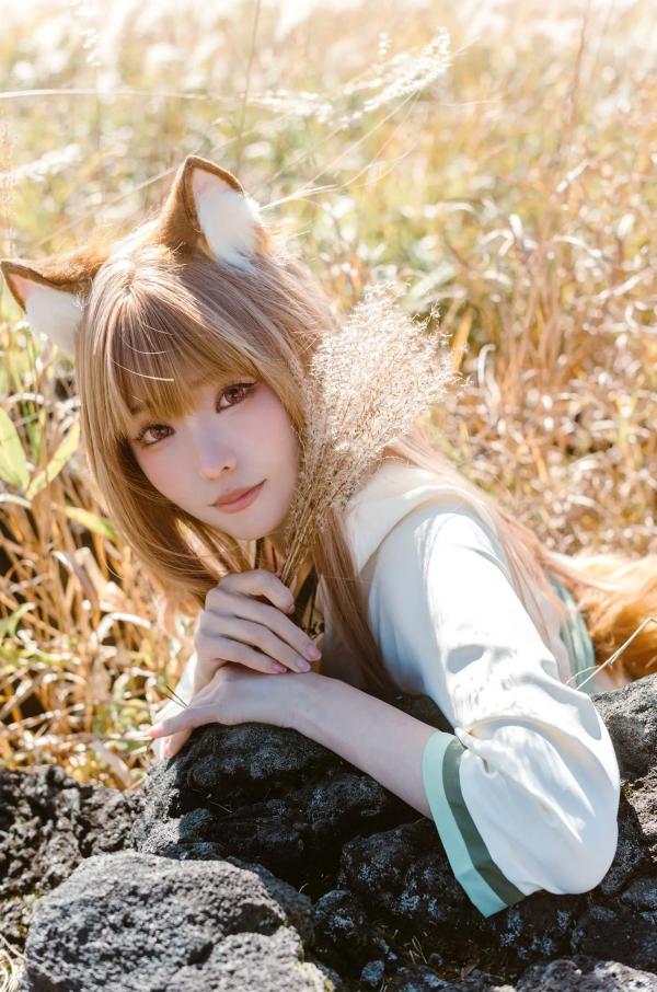    Ely_eee(ElyEE子) - 赫萝Cosplay 狼與微風 户外芒草丛中的治愈系少女 [34P]第17张图片