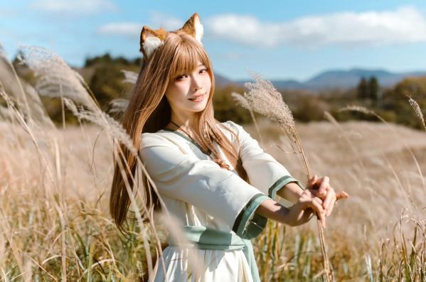    Ely_eee(ElyEE子) - 赫萝Cosplay 狼與微風 户外芒草丛中的治愈系少女 [34P]第18张图片