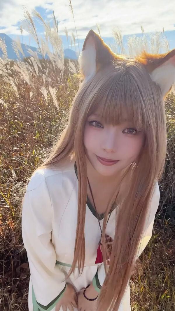    Ely_eee(ElyEE子) - 赫萝Cosplay 狼與微風 户外芒草丛中的治愈系少女 [34P]第33张图片