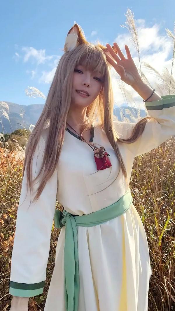    Ely_eee(ElyEE子) - 赫萝Cosplay 狼與微風 户外芒草丛中的治愈系少女 [34P]第34张图片