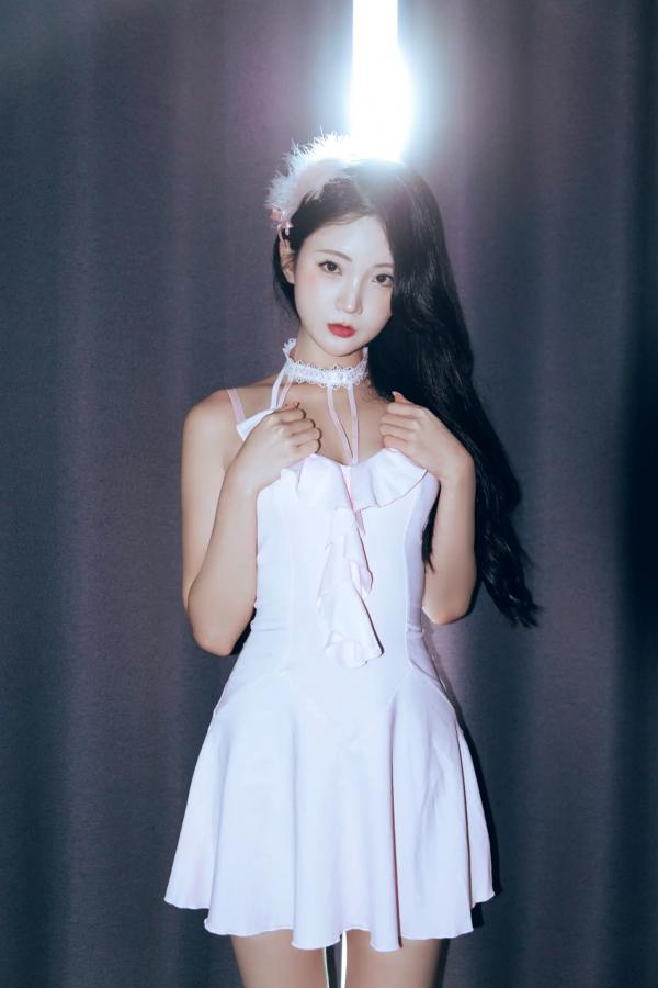    Hanseul - Black Swan 卧室私房写真，粉色睡裙尽显纯欲诱惑 [58P]第1张图片
