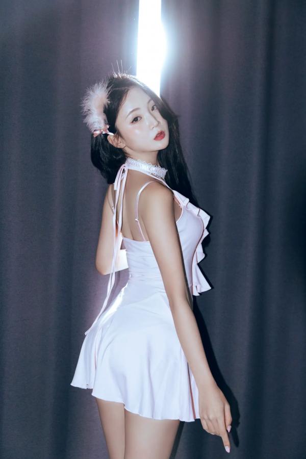    Hanseul - Black Swan 卧室私房写真，粉色睡裙尽显纯欲诱惑 [58P]第2张图片