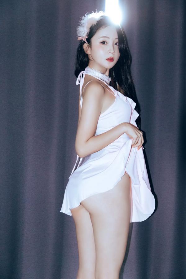    Hanseul - Black Swan 卧室私房写真，粉色睡裙尽显纯欲诱惑 [58P]第3张图片