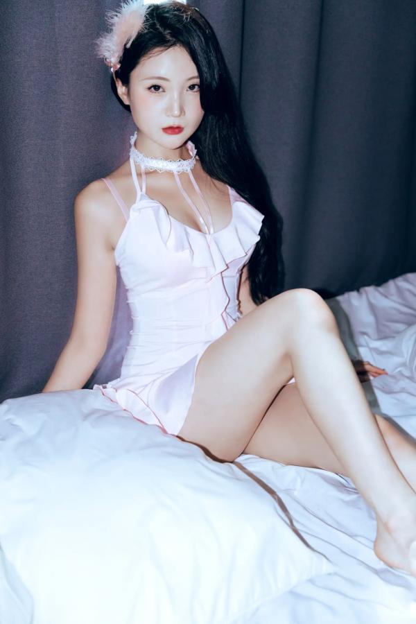    Hanseul - Black Swan 卧室私房写真，粉色睡裙尽显纯欲诱惑 [58P]第9张图片