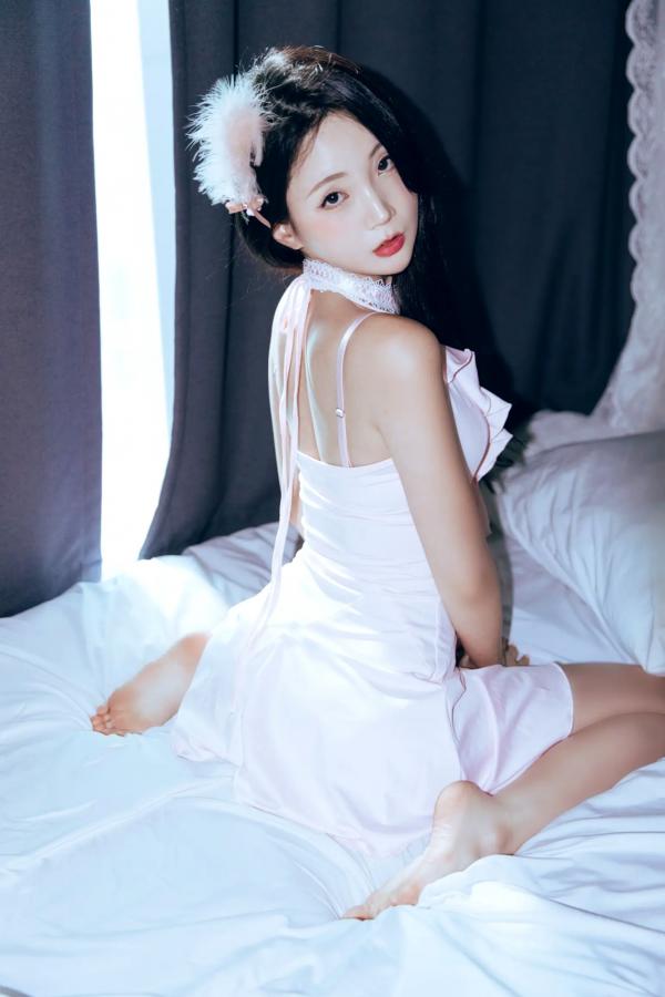    Hanseul - Black Swan 卧室私房写真，粉色睡裙尽显纯欲诱惑 [58P]第15张图片