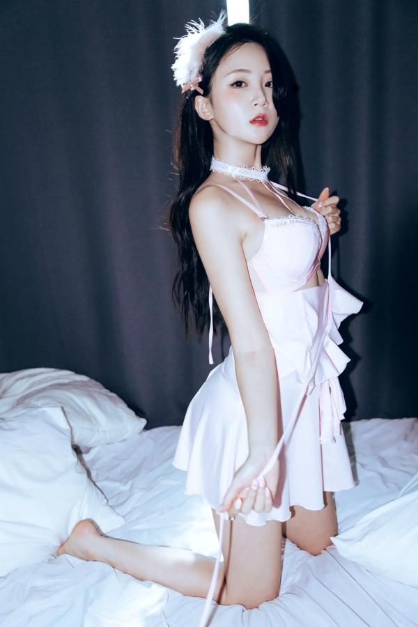    Hanseul - Black Swan 卧室私房写真，粉色睡裙尽显纯欲诱惑 [58P]第28张图片