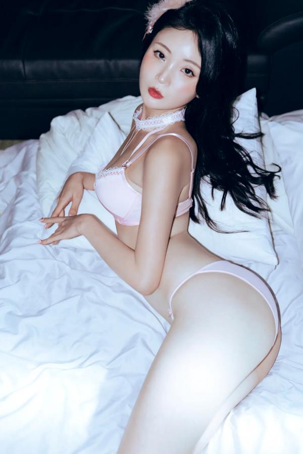    Hanseul - Black Swan 卧室私房写真，粉色睡裙尽显纯欲诱惑 [58P]第37张图片