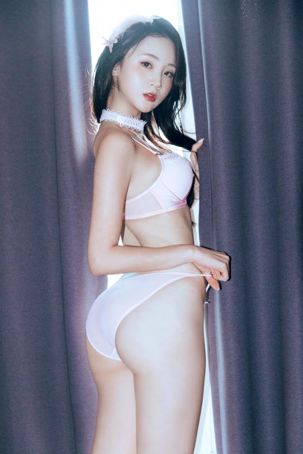    Hanseul - Black Swan 卧室私房写真，粉色睡裙尽显纯欲诱惑 [58P]第50张图片