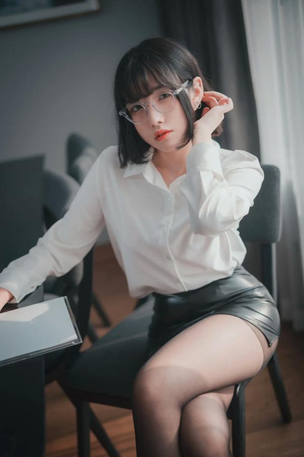    Sonson - Need Your Approval | OL职场制服诱惑，禁欲系短发女神，透视黑丝美腿私房大片第5张图片