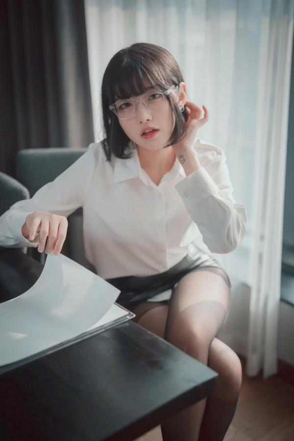    Sonson - Need Your Approval | OL职场制服诱惑，禁欲系短发女神，透视黑丝美腿私房大片第7张图片
