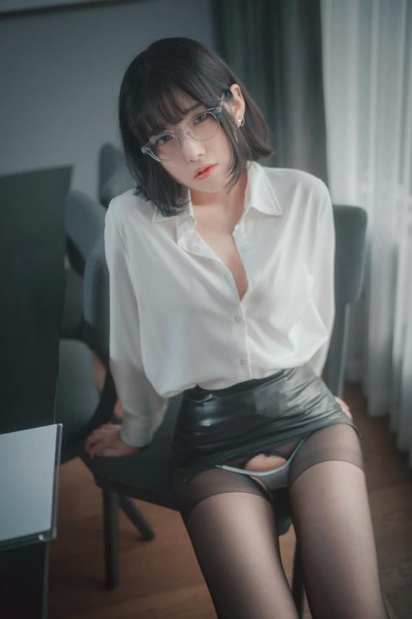    Sonson - Need Your Approval | OL职场制服诱惑，禁欲系短发女神，透视黑丝美腿私房大片第9张图片