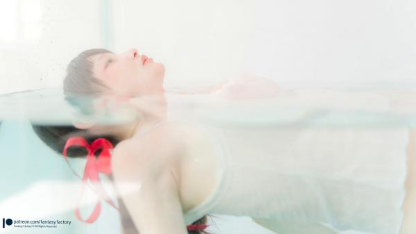    Fantasy-Factory-小丁Ding：水中的红丝带，清纯湿身诱惑，白色内衣与长筒袜的私房写真第16张图片