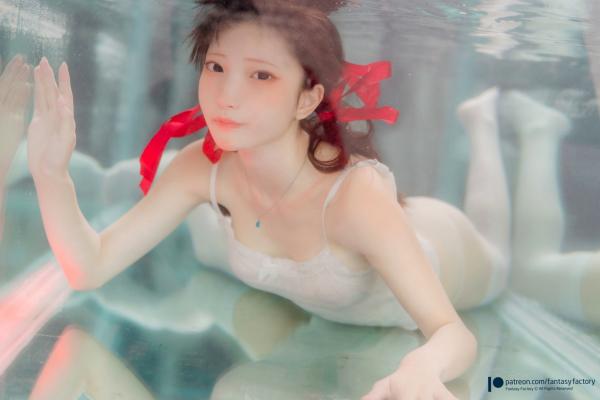    Fantasy-Factory-小丁Ding：水中的红丝带，清纯湿身诱惑，白色内衣与长筒袜的私房写真第20张图片
