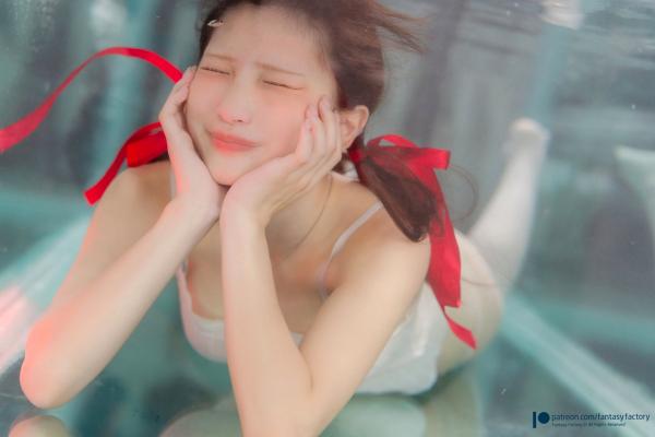    Fantasy-Factory-小丁Ding：水中的红丝带，清纯湿身诱惑，白色内衣与长筒袜的私房写真第21张图片
