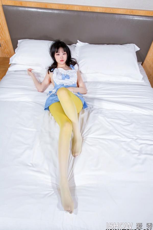    [ISHOW]爱秀 No.451 田蜜Mia室内私房，清纯女仆角色扮演写真，黄色长筒袜撩人诱惑第16张图片