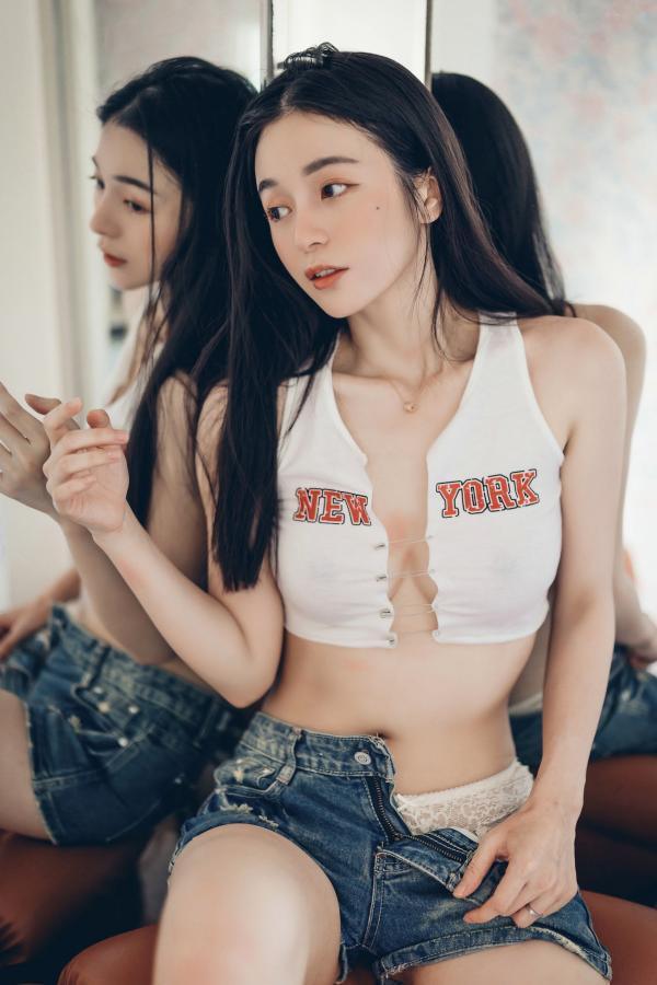    JVID辰辰超仙美人私房写真，居家卧室与纯欲浴室风，极致诱惑湿身透点，展现清纯与火辣的双重反差魅力第4张图片