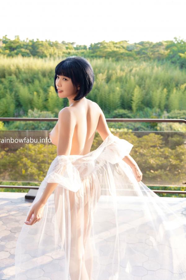    JVID果宝宝：阳光下的秘密邂逅，清纯短发邻家妹妹阳台私房写真，极致白嫩诱惑，呈现若隐若现的视觉盛宴第44张图片