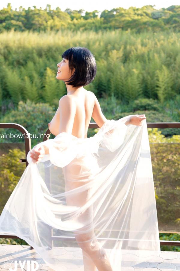    JVID果宝宝：阳光下的秘密邂逅，清纯短发邻家妹妹阳台私房写真，极致白嫩诱惑，呈现若隐若现的视觉盛宴第45张图片