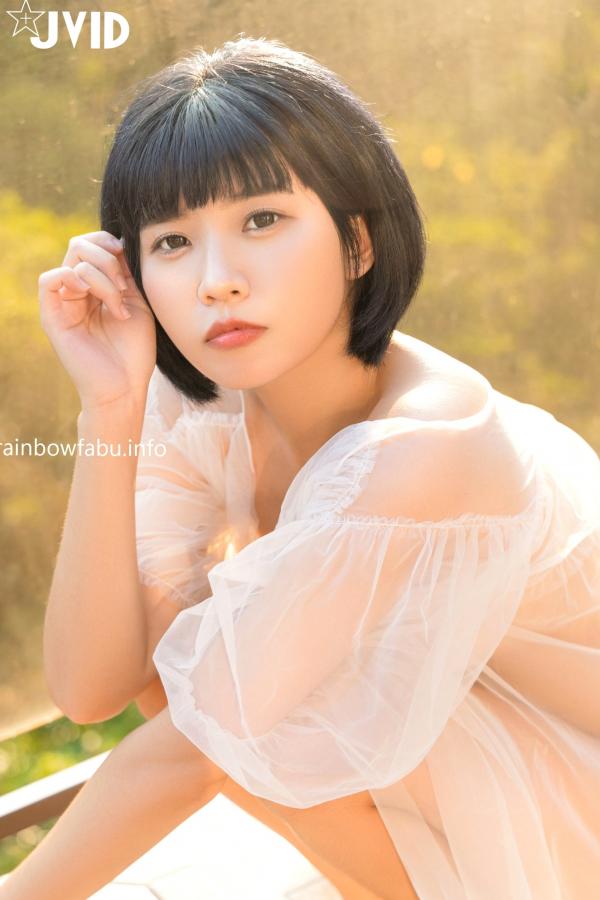    JVID果宝宝：阳光下的秘密邂逅，清纯短发邻家妹妹阳台私房写真，极致白嫩诱惑，呈现若隐若现的视觉盛宴第63张图片