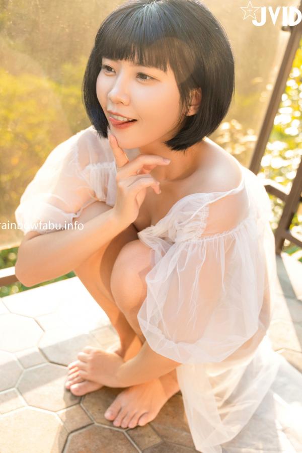    JVID果宝宝：阳光下的秘密邂逅，清纯短发邻家妹妹阳台私房写真，极致白嫩诱惑，呈现若隐若现的视觉盛宴第65张图片