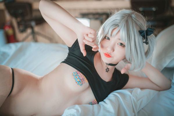    韩国美女-Jenny-정제니-创可胸贴女孩-银发萝莉卧室私房写真-极致诱惑大尺度黑丝美腿第24张图片