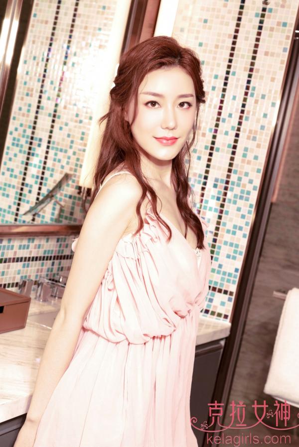    KelaGirls克拉女神-江琴-《国色天香》浴室私房写真，清新吊带睡裙展现甜美性感，柔美邻家气质尽显第3张图片