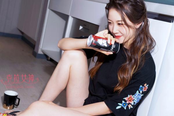    KelaGirls克拉女神-杨暖《果味少女》：清纯居家休闲风写真，俏皮可爱笑容，与零食可乐的治愈系日常第10张图片