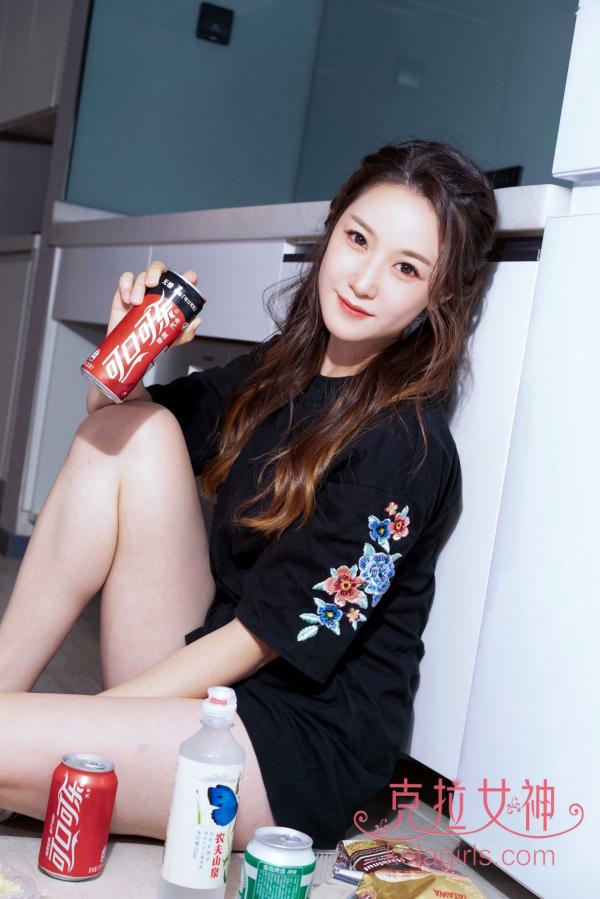    KelaGirls克拉女神-杨暖《果味少女》：清纯居家休闲风写真，俏皮可爱笑容，与零食可乐的治愈系日常第13张图片