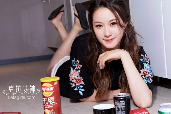    KelaGirls克拉女神-杨暖《果味少女》：清纯居家休闲风写真，俏皮可爱笑容，与零食可乐的治愈系日常第21张图片