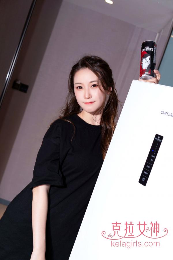    KelaGirls克拉女神-杨暖《果味少女》：清纯居家休闲风写真，俏皮可爱笑容，与零食可乐的治愈系日常第23张图片