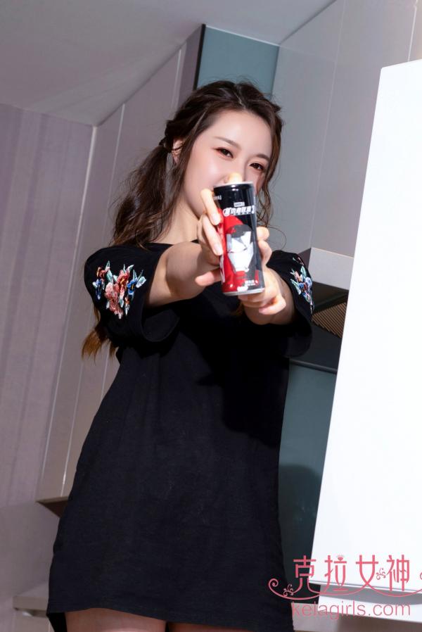    KelaGirls克拉女神-杨暖《果味少女》：清纯居家休闲风写真，俏皮可爱笑容，与零食可乐的治愈系日常第24张图片
