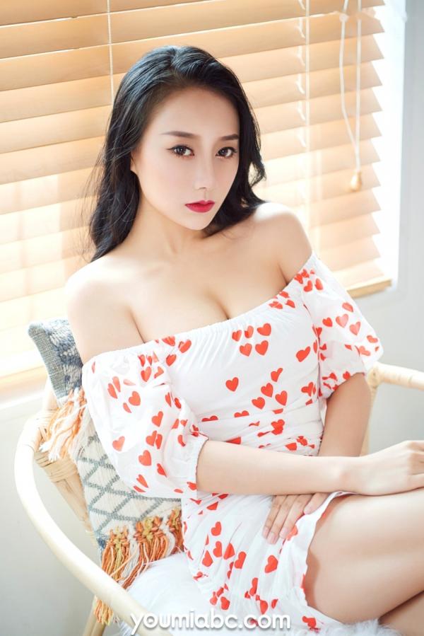    YouMi尤蜜-2019.05.17-何嘉颖-《冷艳美人》私房照，爱心短裙性感诱惑，室内优雅曲线写真第2张图片