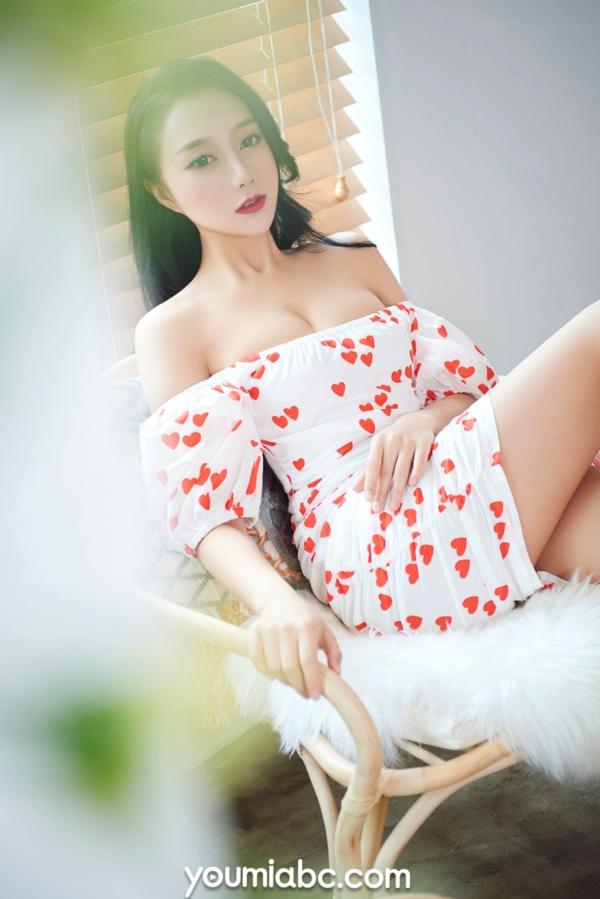    YouMi尤蜜-2019.05.17-何嘉颖-《冷艳美人》私房照，爱心短裙性感诱惑，室内优雅曲线写真第5张图片