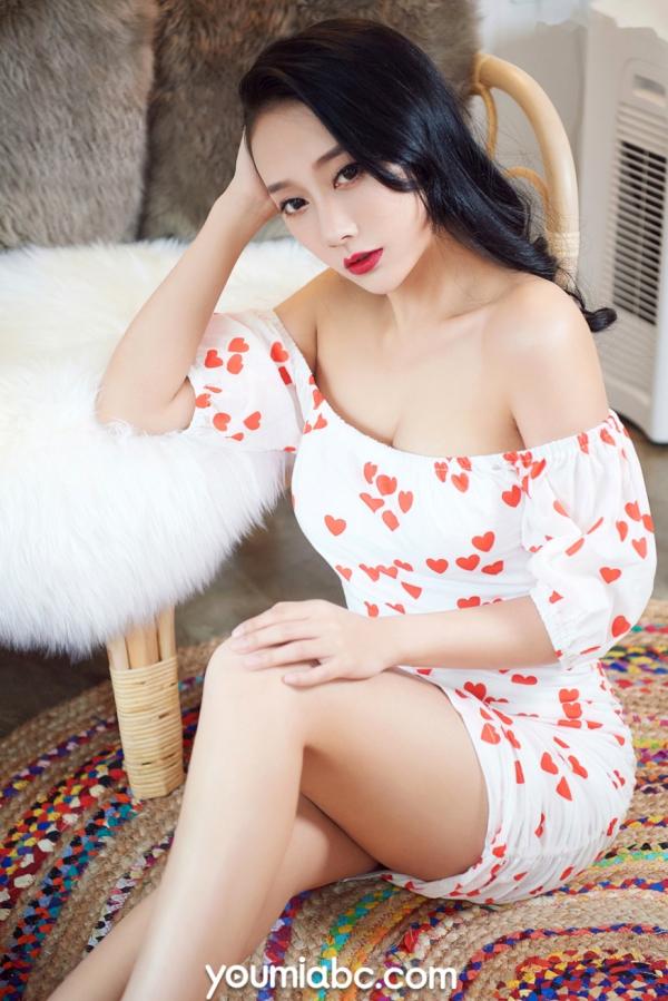    YouMi尤蜜-2019.05.17-何嘉颖-《冷艳美人》私房照，爱心短裙性感诱惑，室内优雅曲线写真第12张图片