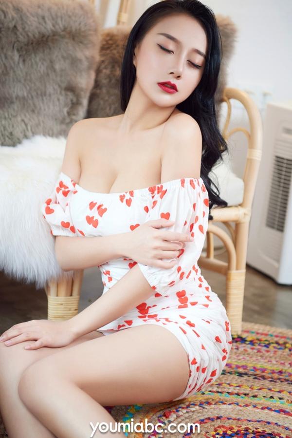    YouMi尤蜜-2019.05.17-何嘉颖-《冷艳美人》私房照，爱心短裙性感诱惑，室内优雅曲线写真第15张图片