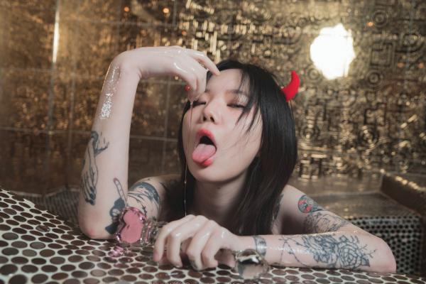    韩国美女Siro魅魔角色扮演，大尺度私房写真，极致纹身搭配黑色皮质束缚与破洞丝袜，展现冷艳与狂野的独特魅力第58张图片