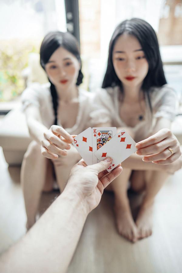    JVID-辰辰-飄飄-情色国王游戏-国王视角-绝美双姝私房诱惑-性感撩人服侍-谁才是国王-2022.06.03第25张图片