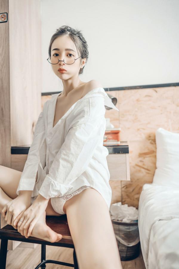    JVID辰辰浴室私房写真：湿身沐浴大尺度拍摄，性感曲线女神诱惑视觉盛宴第21张图片