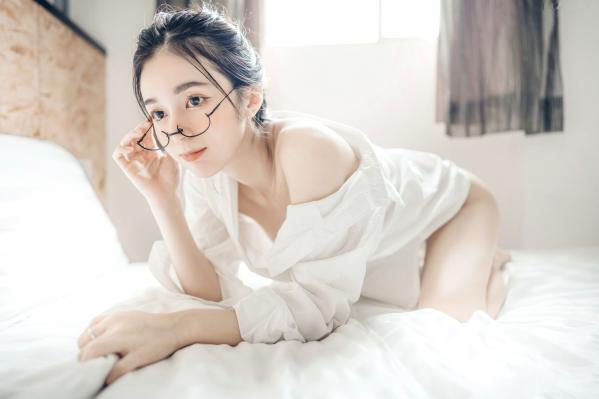   JVID辰辰浴室私房写真：湿身沐浴大尺度拍摄，性感曲线女神诱惑视觉盛宴第25张图片