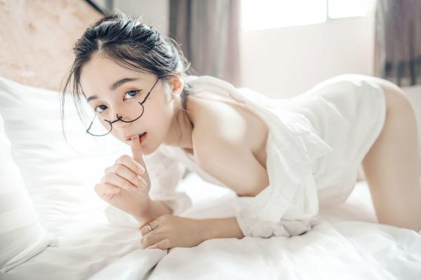    JVID辰辰浴室私房写真：湿身沐浴大尺度拍摄，性感曲线女神诱惑视觉盛宴第26张图片