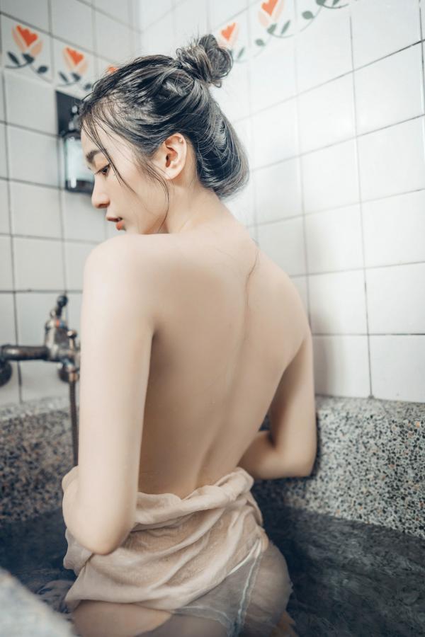    JVID辰辰浴室私房写真：湿身沐浴大尺度拍摄，性感曲线女神诱惑视觉盛宴第46张图片