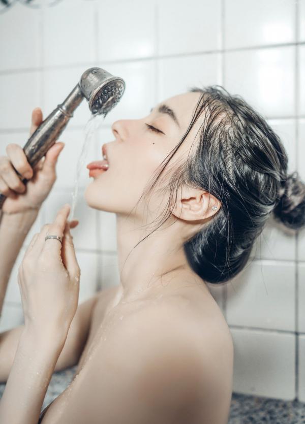    JVID辰辰浴室私房写真：湿身沐浴大尺度拍摄，性感曲线女神诱惑视觉盛宴第48张图片