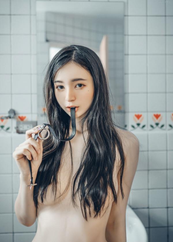    JVID辰辰浴室私房写真：湿身沐浴大尺度拍摄，性感曲线女神诱惑视觉盛宴第57张图片