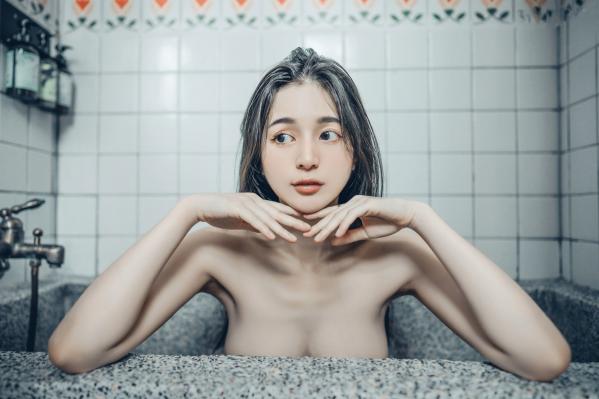    JVID辰辰浴室私房写真：湿身沐浴大尺度拍摄，性感曲线女神诱惑视觉盛宴第59张图片