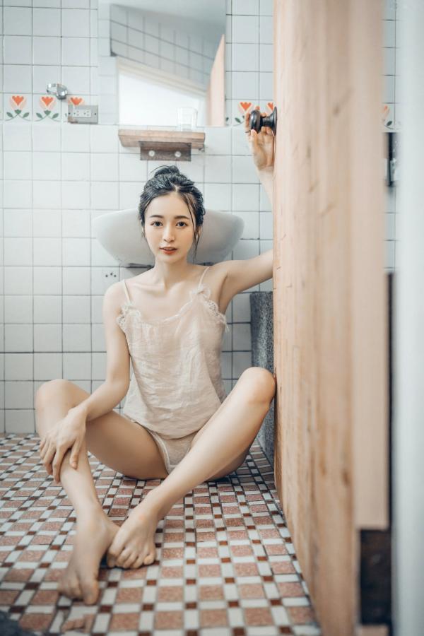    JVID辰辰浴室私房写真：湿身沐浴大尺度拍摄，性感曲线女神诱惑视觉盛宴第64张图片
