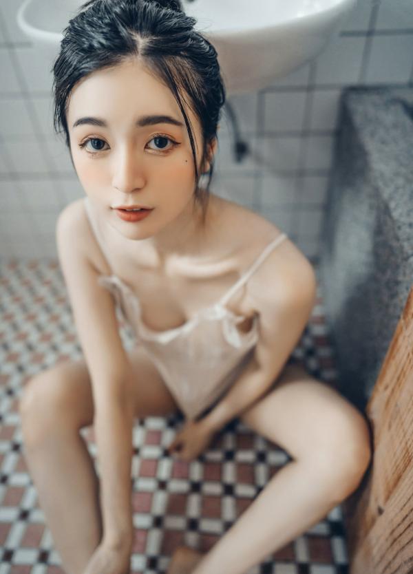    JVID辰辰浴室私房写真：湿身沐浴大尺度拍摄，性感曲线女神诱惑视觉盛宴第66张图片