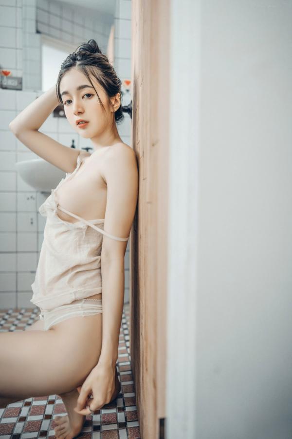    JVID辰辰浴室私房写真：湿身沐浴大尺度拍摄，性感曲线女神诱惑视觉盛宴第68张图片